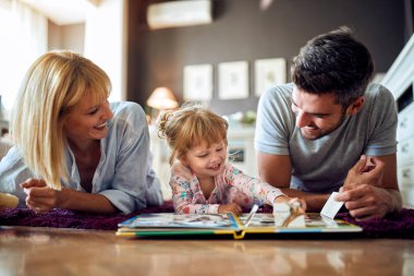 Annem ve babam onların çocuk odasında oynamak