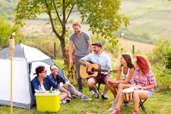 Unge menn og kvinner som har det gøy i naturen – stockfoto