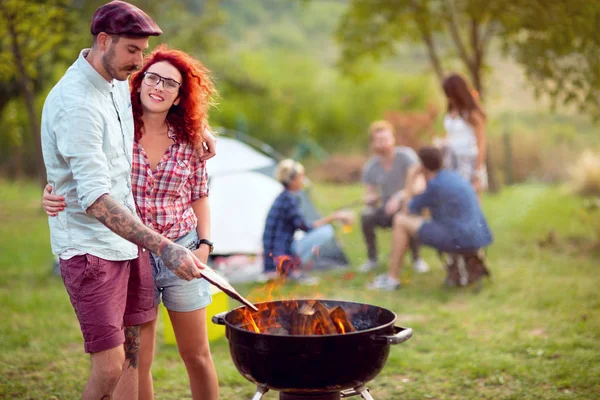 Amor casal preparar fogo na grelha — Fotografia de Stock