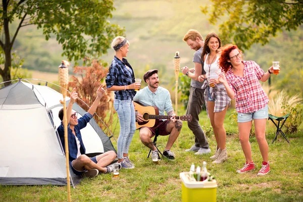 Los jóvenes se regocijan y bailan con guitarra y cerveza —  Fotos de Stock