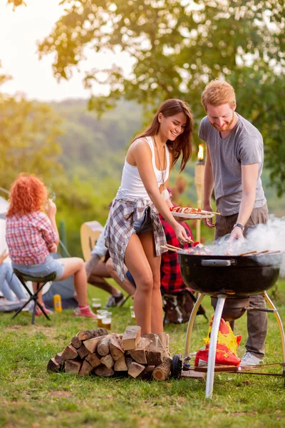 Menina e menino preparando churrasco — Fotografia de Stock