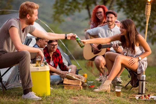 Menina adicionar garrafa de cerveja para menino — Fotografia de Stock