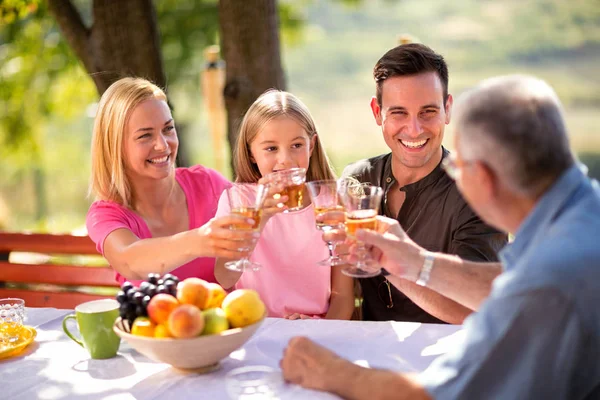 Família na natureza fazendo um piquenique — Fotografia de Stock