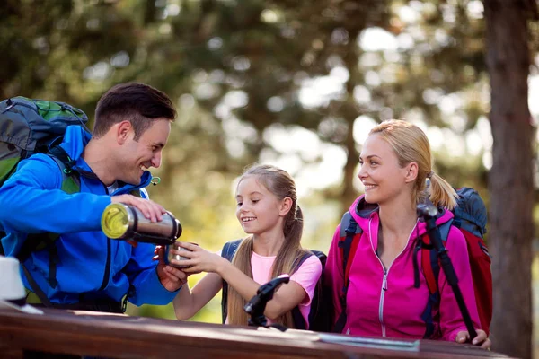 Hikers father gives drink to her child — Stock Photo, Image