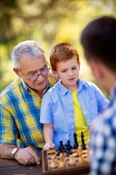 Niño está ganando en ajedrez juego — Foto de Stock