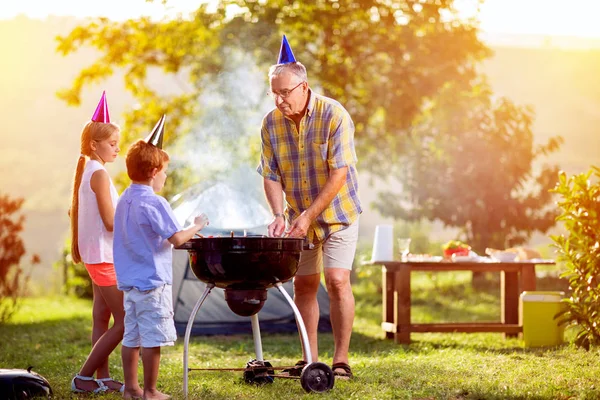 Famiglia divertente barbecue party — Foto Stock