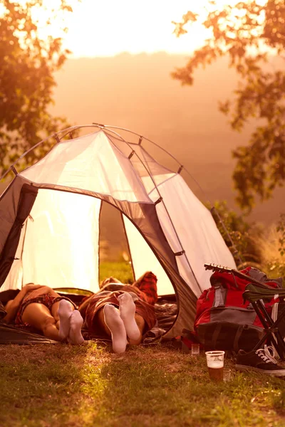 Para, spanie w namiocie — Zdjęcie stockowe