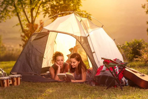 Zwei Mädchen auf Zeltreise — Stockfoto