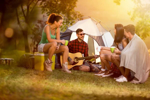 Dois casais acampando juntos — Fotografia de Stock