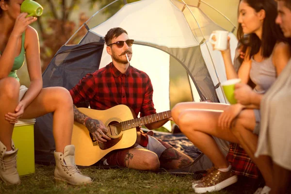 Hipster mannen camping med vänner — Stockfoto