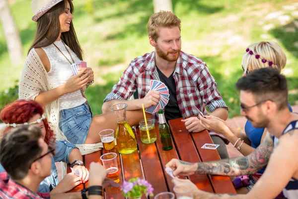Jogar cartas ao ar livre com bebidas e amigos — Fotografia de Stock
