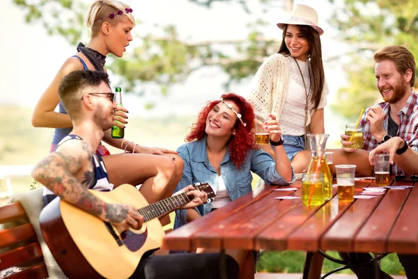 Vrolijke krullend gember meisje toast met vrienden — Stockfoto