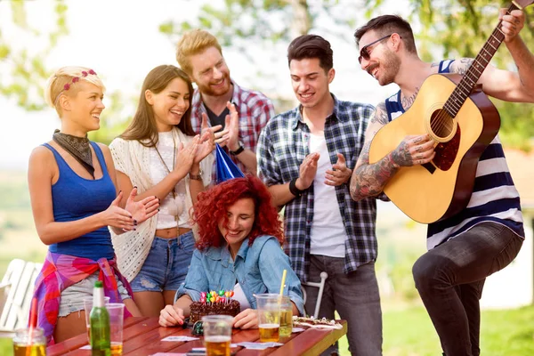 Menina de aniversário tímida com amigos que aplaudem e toca música de aniversário — Fotografia de Stock