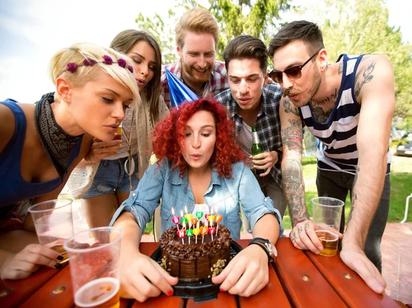 Encantado aniversário menina soprando velas no bolo de aniversário — Fotografia de Stock