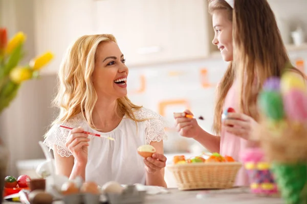 Mother and daughter together coloring Easter eggs — Stock Photo, Image