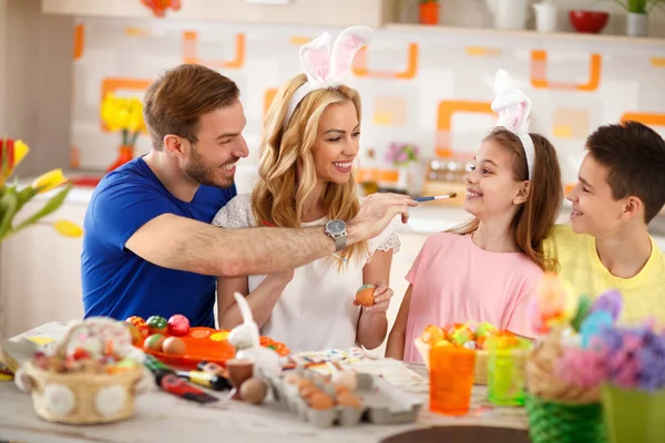 Familie plezier terwijl paaseieren schilderen — Stockfoto