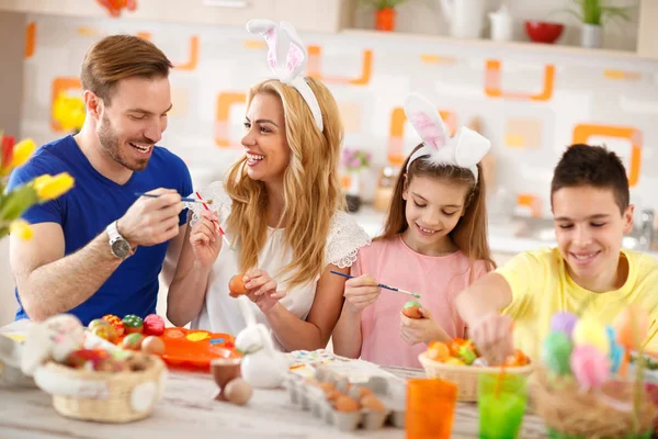 Familie kleurrijke paaseieren kleuren — Stockfoto