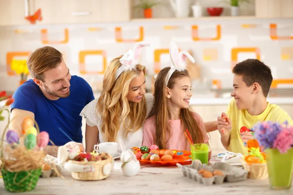 Gelukkige familie eieren voor Pasen kleurplaten — Stockfoto