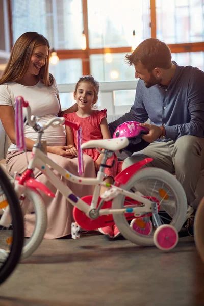 Feliz família de compras nova bicicleta para criança na loja de bicicletas — Fotografia de Stock