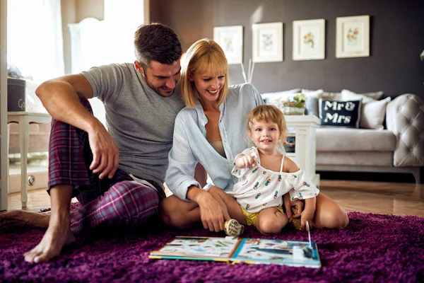 Familj med dotter på morgonen — Stockfoto