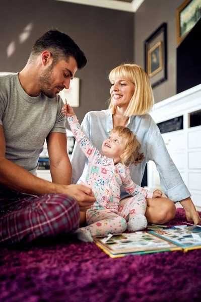 Glückliche Familie zusammen mit Tochter, die Spaß hat — Stockfoto