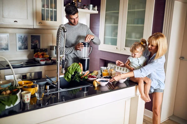 Família na cozinha pela manhã — Fotografia de Stock