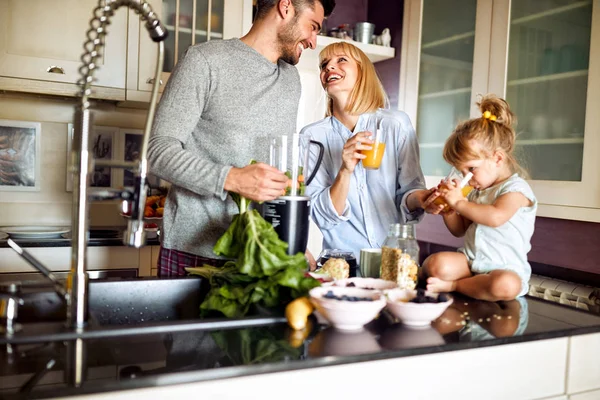 Linda família juntos para o café da manhã — Fotografia de Stock