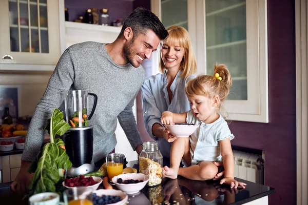 Familia con hija comiendo en la cocina — Foto de Stock