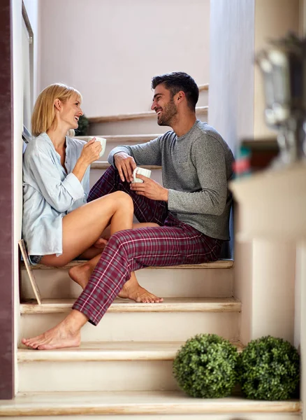 Joven pareja bebiendo café — Foto de Stock