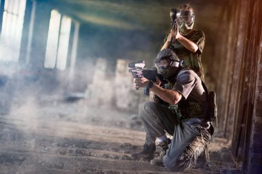 Paintball ekibi birlikte çekim