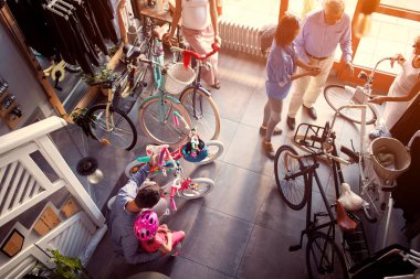 Satıcı kadın mağaza yeni bisiklet seçiminde müşterilerine yardımcı 