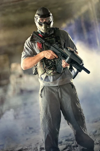 Handsome paintball player with gun — Stock Photo, Image