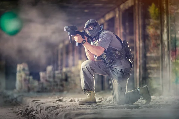 Paintball player in action — Stock Photo, Image