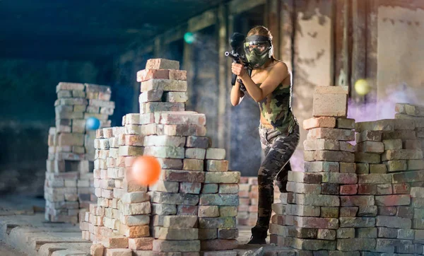 Paintball kadın shooter — Stok fotoğraf
