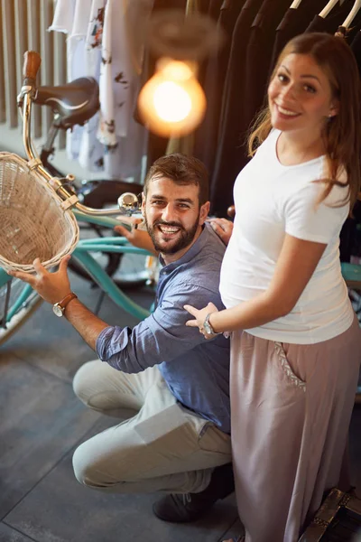 Happy family shopping nuova bicicletta in bici sho — Foto Stock