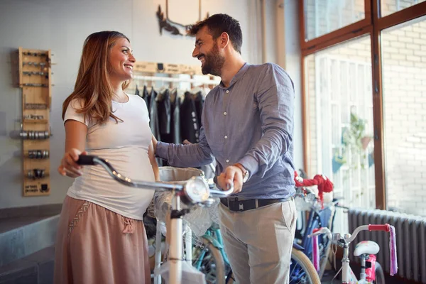 자전거 쇼에서 새로운 자전거를 구입 하는 남자와 여자 — 스톡 사진
