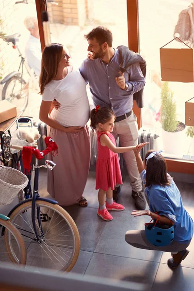 Seller to selling young family new bicycle in stor — Stock Photo, Image