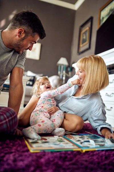 Ženské dítě se baví se svými rodiči — Stock fotografie