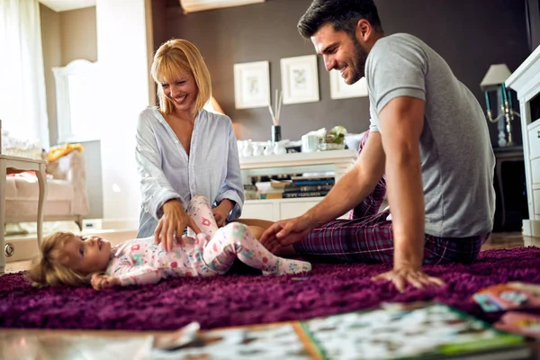 Genitori che giocano con figlia — Foto Stock