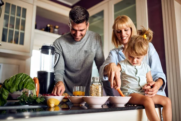Matka s dítětem a manželem připravuje snídani — Stock fotografie