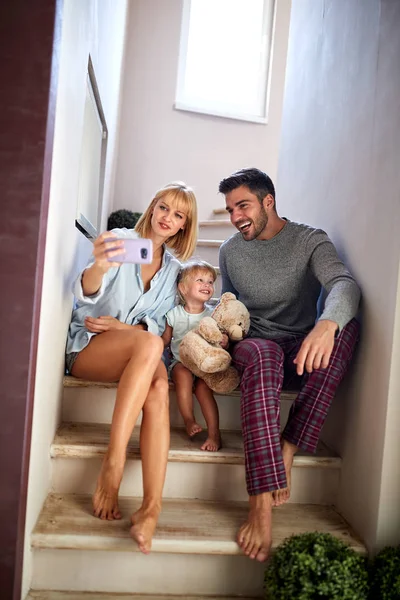Matka zrobienie selfie z mężem i córką — Zdjęcie stockowe