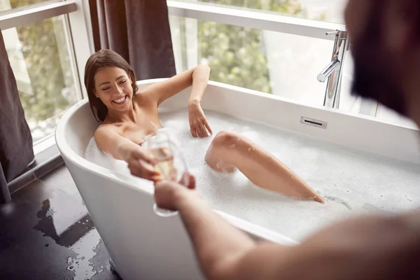 Romantische Momente im Badezimmer. Verliebtes Paar verbringt Zeit miteinander — Stockfoto