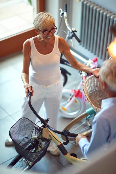 Senioren-Ehepaar wählt neues Fahrrad im Fahrradladen — Stockfoto