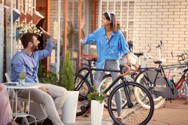 Spor mağazasında şehir bisikleti alan kız