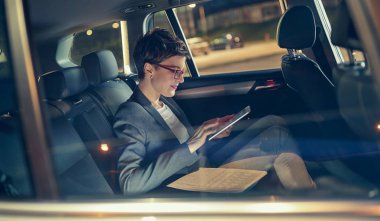 arabada geç çalışan modern iş kadını