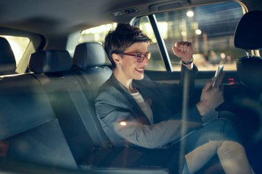 İş eğlencelidir. İş kadını geceleri arabayla seyahat eder.