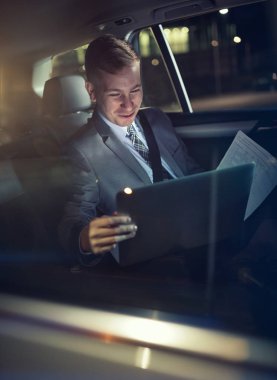 araba hareketli işadamı dizüstü bilgisayar üzerinde yaptığı çalışma kontrol