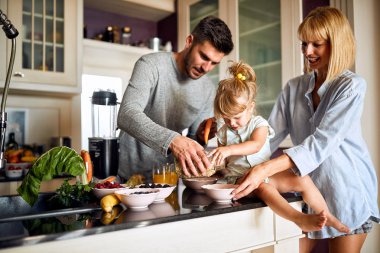 Aile birlikte kahvaltı hazırlamak