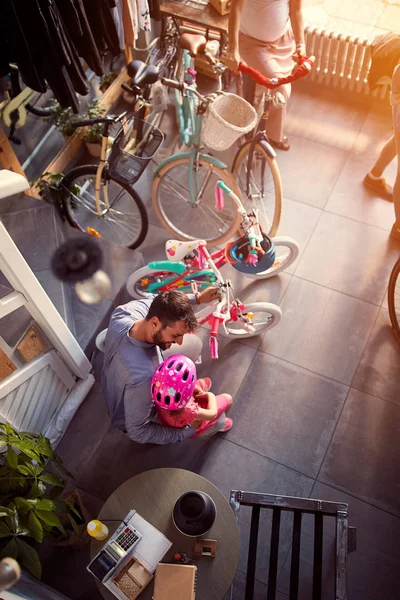 Clienti per l'acquisto di nuove biciclette in negozio vista dall'alto — Foto Stock