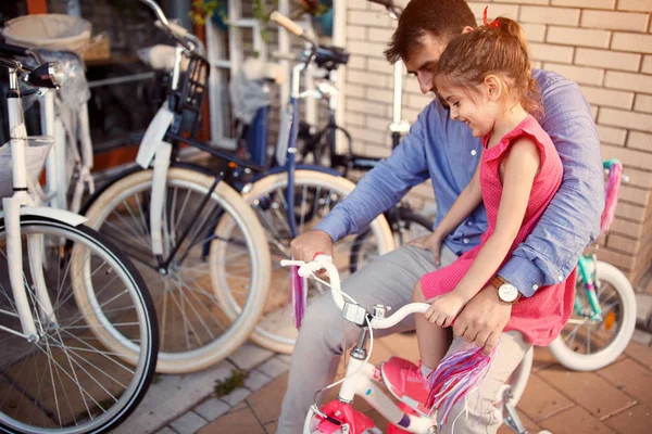 Família se divertindo ao ar livre comprar nova bicicleta na loja — Fotografia de Stock